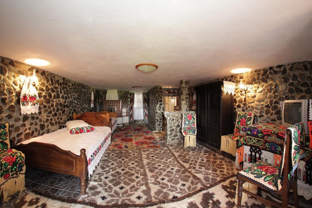 Pensiunea Sub Cetate La Matei Oncesti (Maramures) Ruang foto